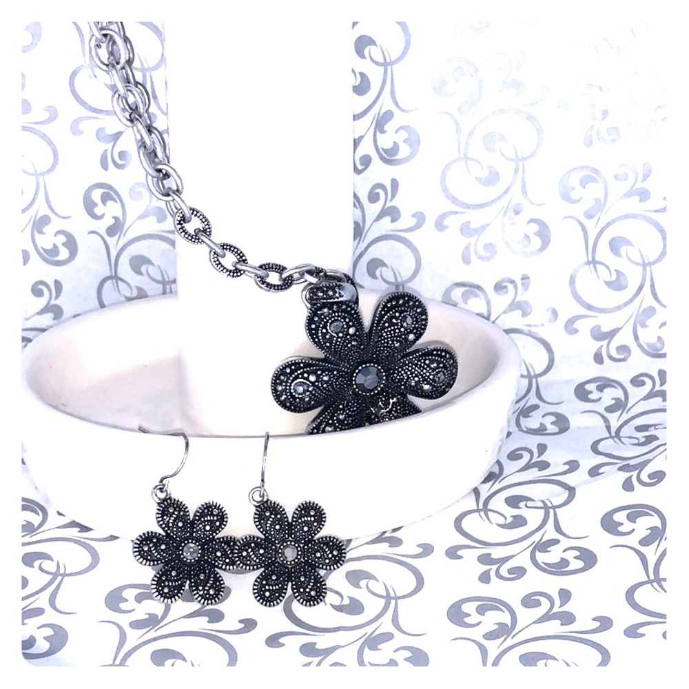 💥NWT💥 Flower necklace and earrings set